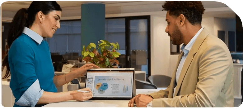 Mujer y hombre mirando portátil