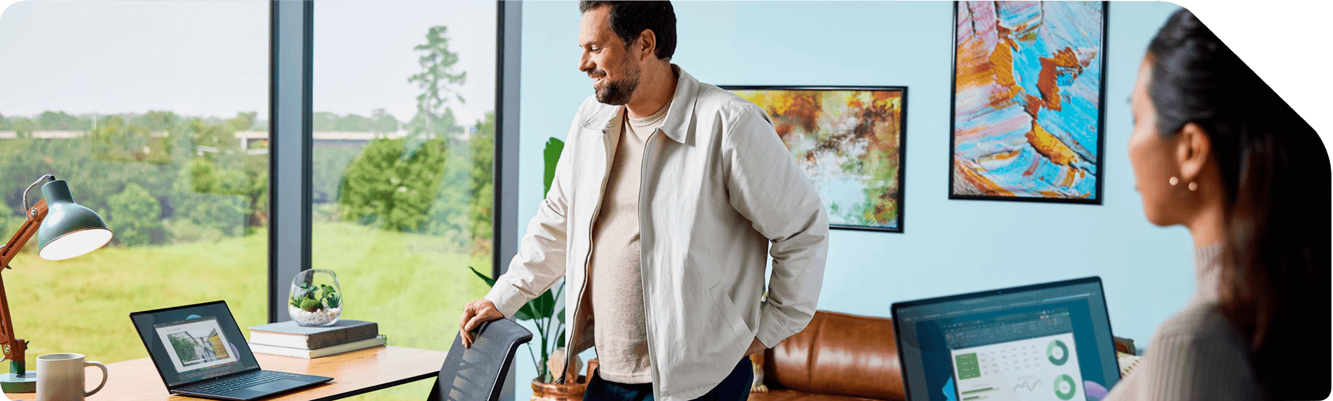 Hombre mirando portátil